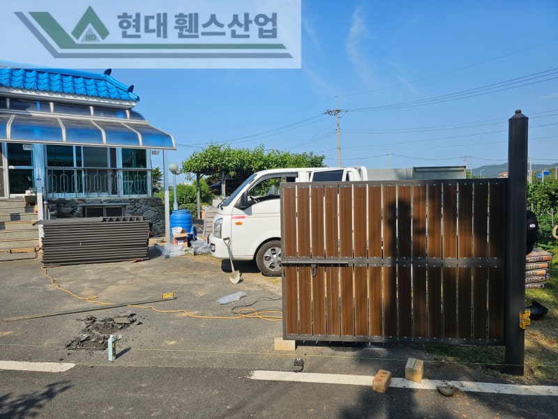 진천휀스 펜스 울타리 - 진천군 문백면에 위치한 작은 시골마을 주택에 심플하지만 고급스러운 베이직 A형휀스를 설치한 현장을 소개합니다. 진천휀스 펜스 울타리 - 진천군 문백면에 위치한 작은 시골마을 주택에 심플하지만 고급스러운 베이직 A형휀스를 설치한 현장을 소개합니다.