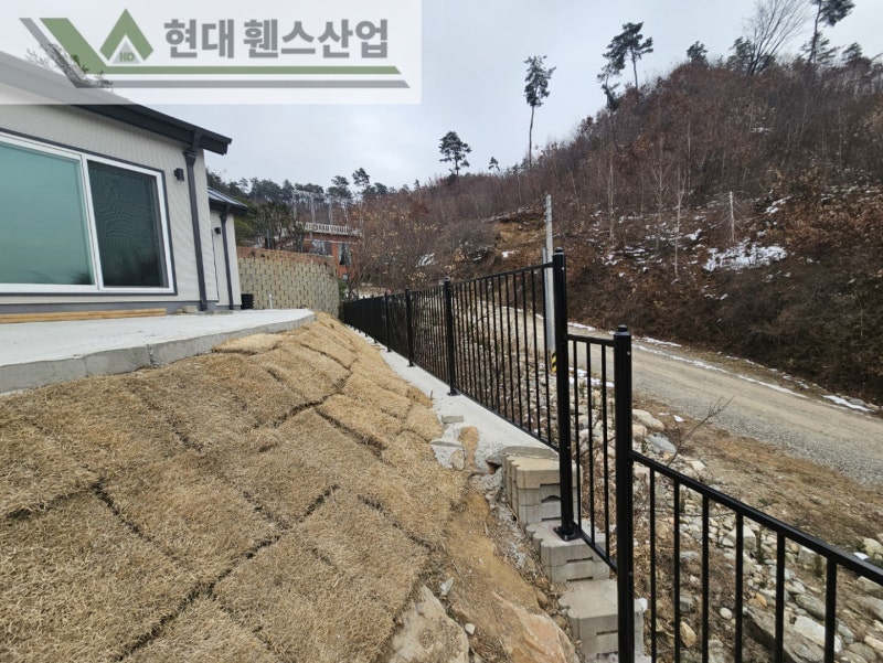 아산휀스 펜스 울타리 - 아산시 온천동에 위치한 전원주택 경계에 베이직A형휀스를 시공한 현장을 소개합니다. 아산휀스 펜스 울타리 - 아산시 온천동에 위치한 전원주택 경계에 베이직A형휀스를 시공한 현장을 소개합니다.
