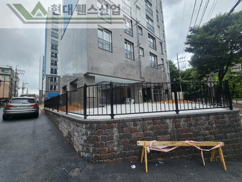 부천휀스 펜스 울타리 - 부천시 원종동에 위치한 신규 재건축 아파트 경계에 베이직 A형 휀스를 설치한 현장을 소개합니다. 부천휀스 펜스 울타리 - 부천시 원종동에 위치한 신규 재건축 아파트 경계에 베이직 A형 휀스를 설치한 현장을 소개합니다.