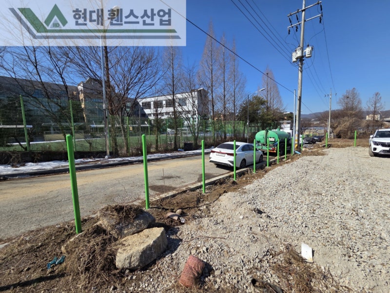 평택휀스 펜스 울타리 - 평택시 송탄동에 위치한 렌터카 회사 주차장 부지에 경계용 메쉬휀스를 시공한 현장을 소개합니다.