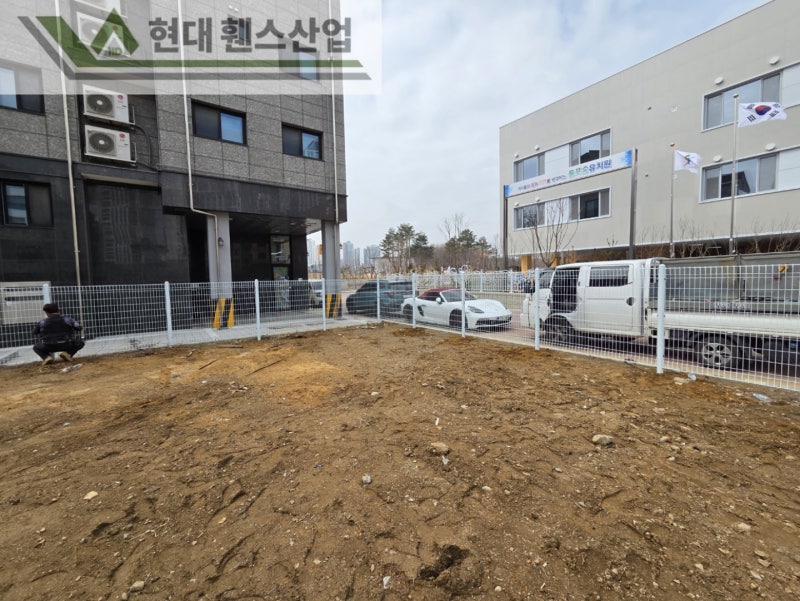 평택휀스 펜스 울타리 - 평택시 고덕동에 위치한 나대지 경계에 메쉬휀스를 시공한 현장을 소개합니다.