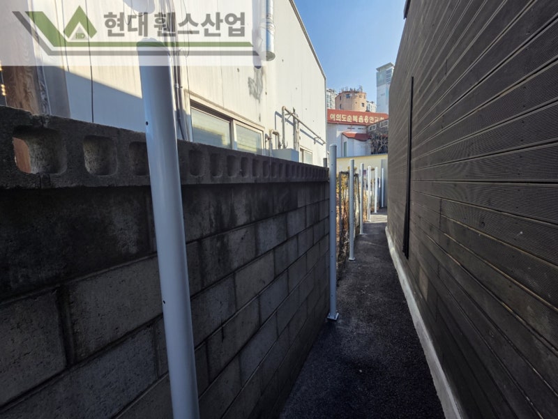 수원휀스 펜스 울타리 - 수원시 인계동에 위치한 신축건물에 경계용 메쉬휀스를 시공한 현장을 소개합니다.