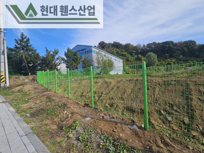 천안휀스 펜스 울타리 - 천안시 성성동에 위치한 빈 공터에 경계용 메쉬휀스를 시공한 현장을 소개합니다. 천안휀스 펜스 울타리 - 천안시 성성동에 위치한 빈 공터에 경계용 메쉬휀스를 시공한 현장을 소개합니다.