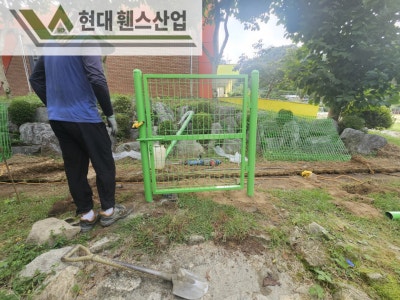 천안휀스 펜스 울타리 - 천안시 목천읍에 있는 작은 초등학교에 경계용 메쉬휀스를 시공한 현장을 소개합니다.