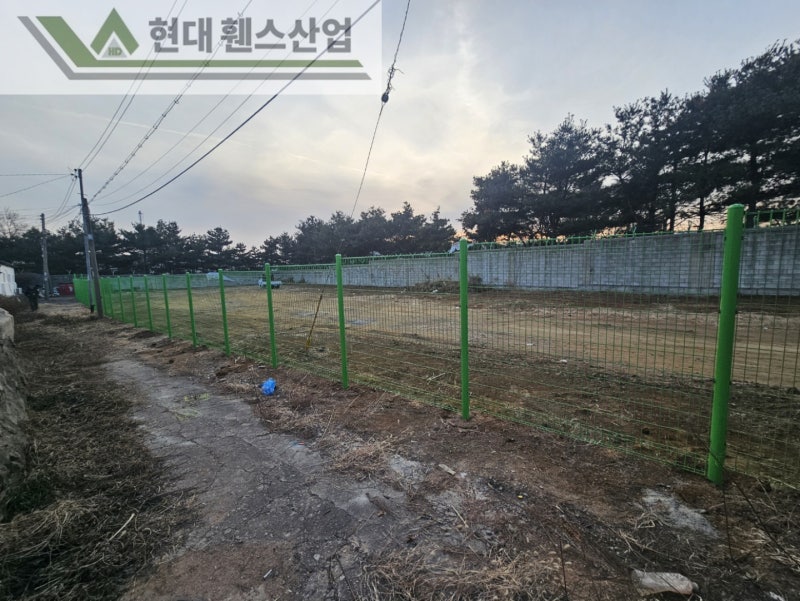 평택휀스 펜스 울타리 - 평택시 청북읍에 위치한 대지 경계에 경계용 메쉬휀스를 시공한 현장을 소개합니다.