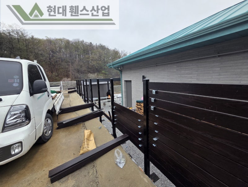 천안휀스 펜스 울타리 - 천안시 성거읍에 위치한 전원주택에 목재 가림막휀스를 시공한 현장을 소개합니다. 천안휀스 펜스 울타리 - 천안시 성거읍에 위치한 전원주택에 목재 가림막휀스를 시공한 현장을 소개합니다.