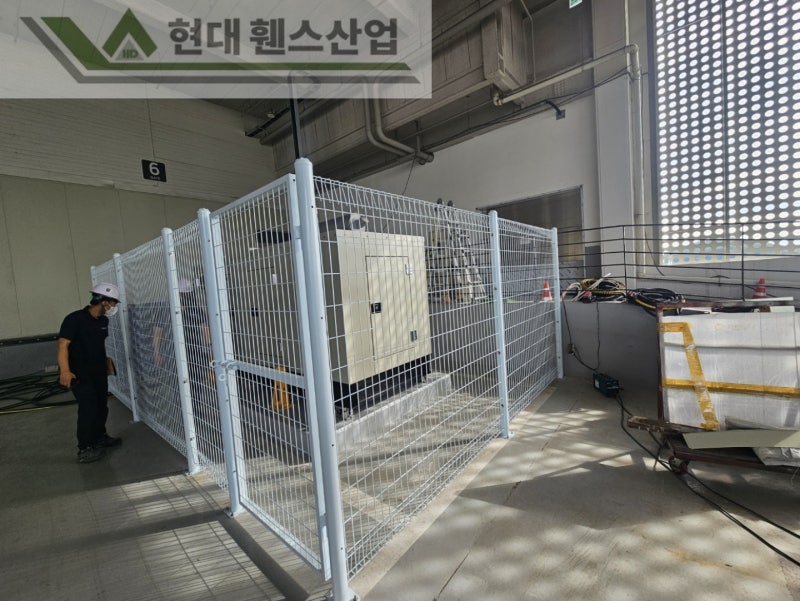 아산휀스 펜스 울타리 - 아산시 배방읍에 위치한 물류창고 내에 전자기 배전함 패드에 메쉬휀스를 설치한 현장을 소개합니다.
