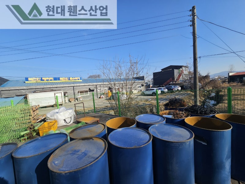 천안휀스 펜스 울타리 - 천안시 직산읍에 위치한 제조 공장 경계에 오래된 메쉬휀스를 철거하고 새로운 메쉬휀스를 시공한 현장을 소개합니다. 천안휀스 펜스 울타리 - 천안시 직산읍에 위치한 제조 공장 경계에 오래된 메쉬휀스를 철거하고 새로운 메쉬휀스를 시공한 현장을 소개합니다.