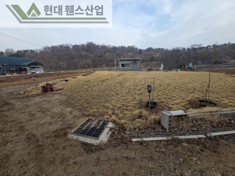아산휀스 펜스 울타리 - 아산시 배방읍에 위치한 농막주택 경계에 메쉬휀스를 시공한 현장을 소개합니다. 아산휀스 펜스 울타리 - 아산시 배방읍에 위치한 농막주택 경계에 메쉬휀스를 시공한 현장을 소개합니다.