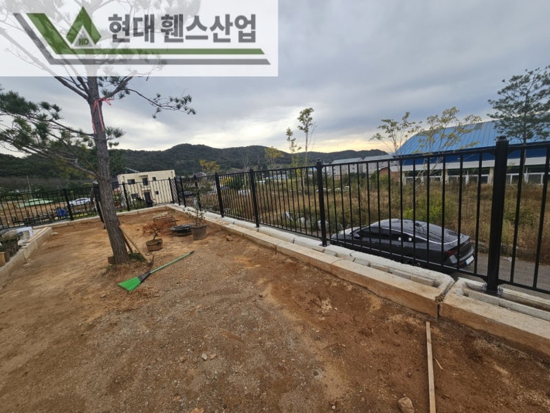 평택휀스 펜스 울타리 - 평택시 안중읍에 위치한 전원주택 경계에 베이직A형휀스를 시공한 현장을 소개합니다. 평택휀스 펜스 울타리 - 평택시 안중읍에 위치한 전원주택 경계에 베이직A형휀스를 시공한 현장을 소개합니다.