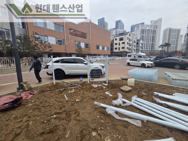 평택휀스 펜스 울타리 - 평택시 고덕동에 위치한 나대지 경계에 메쉬휀스를 시공한 현장을 소개합니다.