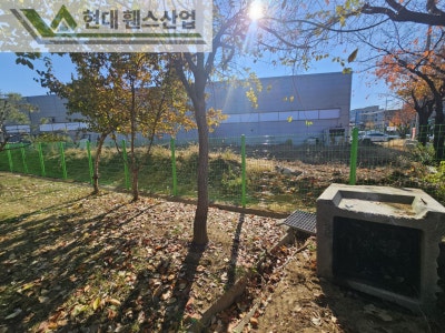 아산휀스 펜스 울타리 - 아산시 배방읍에 위치한 교회 건물 뒤편에 경계용 메쉬휀스를 시공한 현장을 소개합니다.