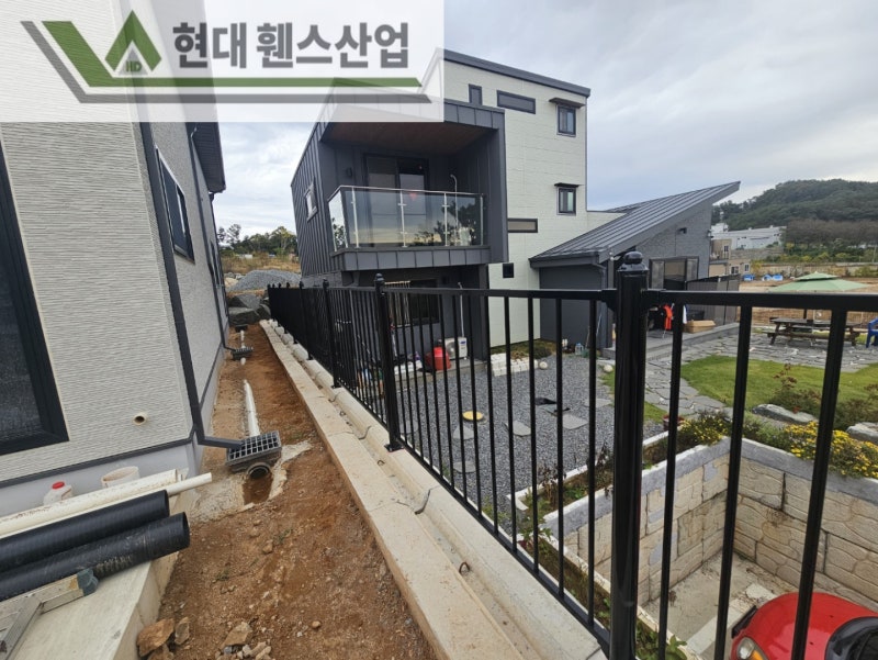 평택휀스 펜스 울타리 - 평택시 안중읍에 위치한 전원주택 경계에 베이직A형휀스를 시공한 현장을 소개합니다. 평택휀스 펜스 울타리 - 평택시 안중읍에 위치한 전원주택 경계에 베이직A형휀스를 시공한 현장을 소개합니다.
