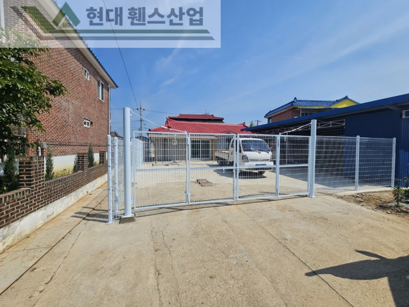 천안휀스 펜스 울타리 - 천안시 성환읍에 위치한 시골 마을 주택에 경계용 메쉬휀스를 설치한 현장을 소개합니다. 천안휀스 펜스 울타리 - 천안시 성환읍에 위치한 시골 마을 주택에 경계용 메쉬휀스를 설치한 현장을 소개합니다.