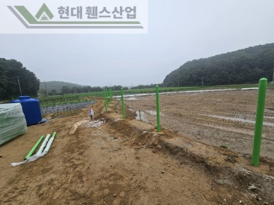 아산휀스 펜스 울타리 - 아산시 신창면에 위치한 농막 부지 경계에 메쉬휀스를 설치한 현장을 소개합니다. 아산휀스 펜스 울타리 - 아산시 신창면에 위치한 농막 부지 경계에 메쉬휀스를 설치한 현장을 소개합니다.