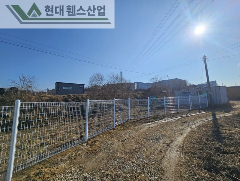 천안휀스 펜스 울타리 - 천안시 직산읍에 위치한 나대지에 경계용 메쉬휀스를 시공한 현장을 소개합니다. 천안휀스 펜스 울타리 - 천안시 직산읍에 위치한 나대지에 경계용 메쉬휀스를 시공한 현장을 소개합니다.
