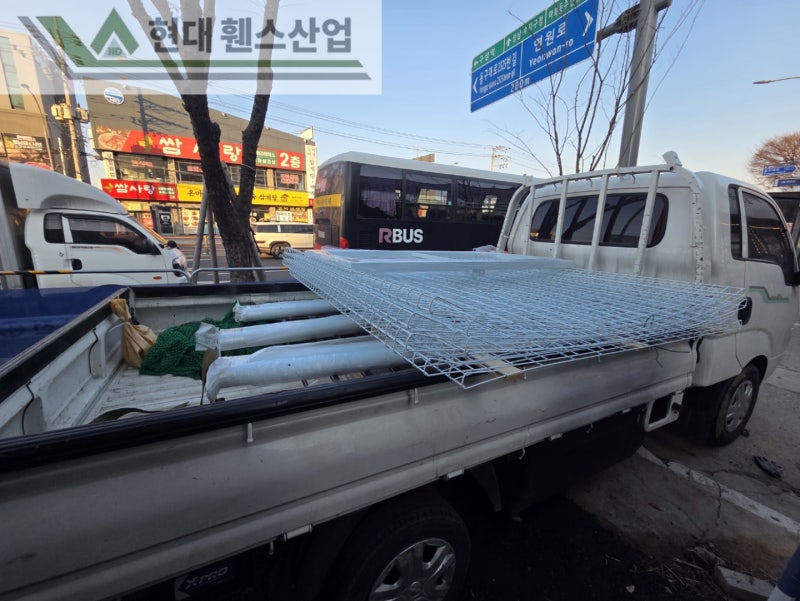수원휀스 펜스 울타리 - 수원시 인계동에 위치한 신축건물에 경계용 메쉬휀스를 시공한 현장을 소개합니다.