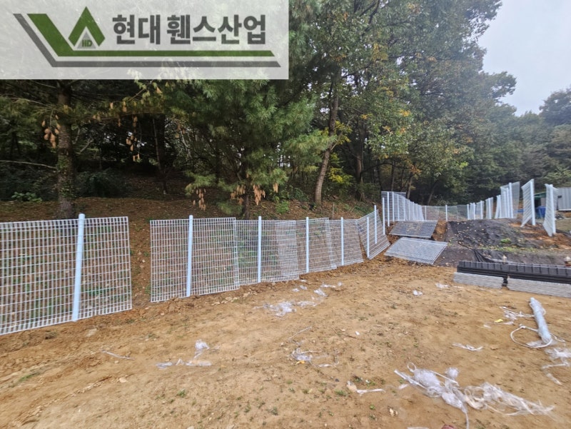 안성휀스 펜스 울타리 - 안성시 아양동에 위치한 나대지에 경계용 메쉬휀스를 시공한 현장을 소개합니다. 안성휀스 펜스 울타리 - 안성시 아양동에 위치한 나대지에 경계용 메쉬휀스를 시공한 현장을 소개합니다.