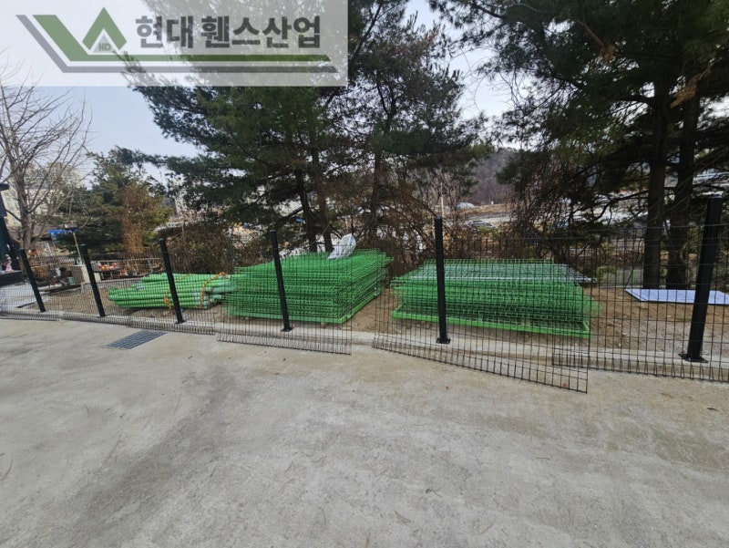 가평휀스 펜스 울타리 - 가평군 가평읍에 위치한 신축 사무실부지 경계에 메쉬휀스를 시공한 현장을 소개합니다. 가평휀스 펜스 울타리 - 가평군 가평읍에 위치한 신축 사무실부지 경계에 메쉬휀스를 시공한 현장을 소개합니다.