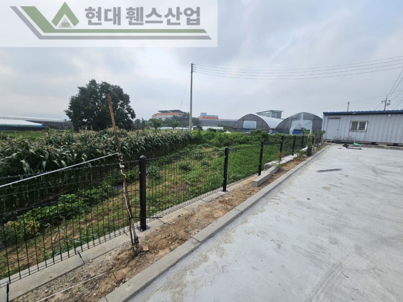 천안휀스 펜스 울타리 - 천안시 성거읍에 위치한 음식점 옥외 주차장에 경계용 메쉬휀스를 설치한 현장을 소개합니다. 천안휀스 펜스 울타리 - 천안시 성거읍에 위치한 음식점 옥외 주차장에 경계용 메쉬휀스를 설치한 현장을 소개합니다.