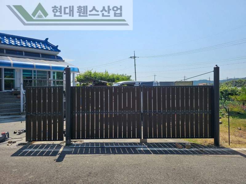 진천휀스 펜스 울타리 - 진천군 문백면에 위치한 작은 시골마을 주택에 심플하지만 고급스러운 베이직 A형휀스를 설치한 현장을 소개합니다. 진천휀스 펜스 울타리 - 진천군 문백면에 위치한 작은 시골마을 주택에 심플하지만 고급스러운 베이직 A형휀스를 설치한 현장을 소개합니다.