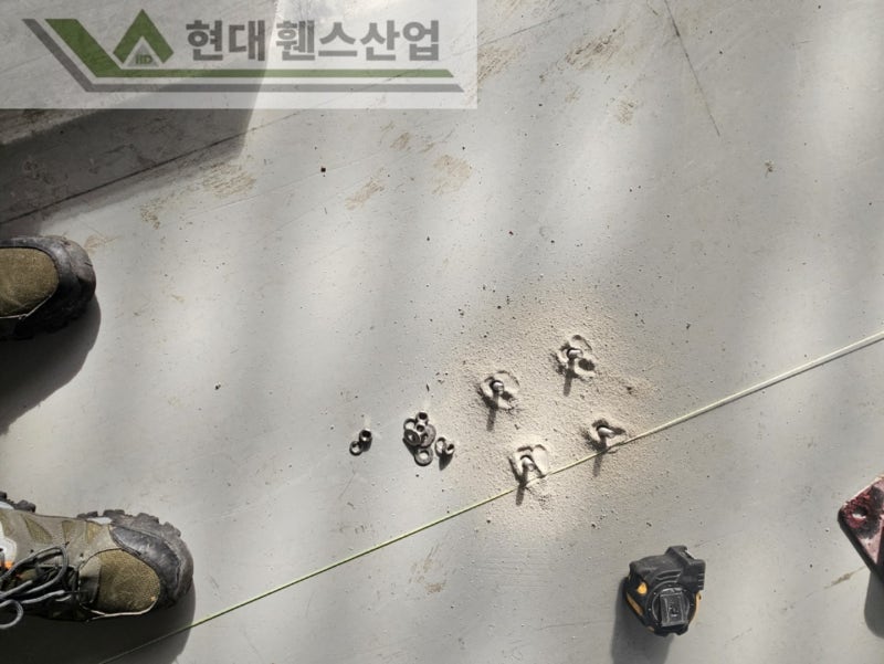 아산휀스 펜스 울타리 - 아산시 배방읍에 위치한 물류창고 내에 전자기 배전함 패드에 메쉬휀스를 설치한 현장을 소개합니다.