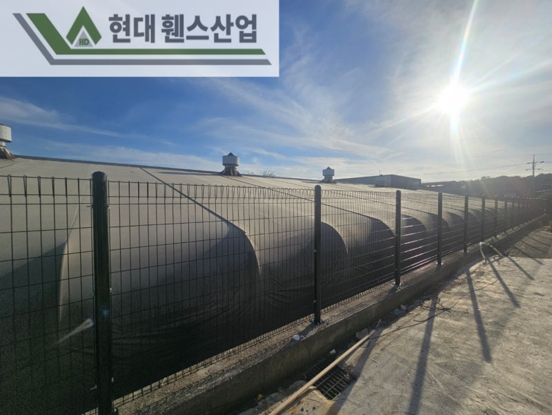 천안휀스 펜스 울타리 - 천안시 신방동에 위치한 공장 경계 옹벽에 메쉬휀스를 시공한 현장을 소개합니다. 천안휀스 펜스 울타리 - 천안시 신방동에 위치한 공장 경계 옹벽에 메쉬휀스를 시공한 현장을 소개합니다.