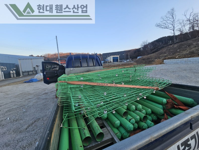 아산휀스 펜스 울타리 - 아산시 영인면에 위치한 나대지에 경계용 메쉬휀스를 시공한 현장을 소개합니다. 아산휀스 펜스 울타리 - 아산시 영인면에 위치한 나대지에 경계용 메쉬휀스를 시공한 현장을 소개합니다.