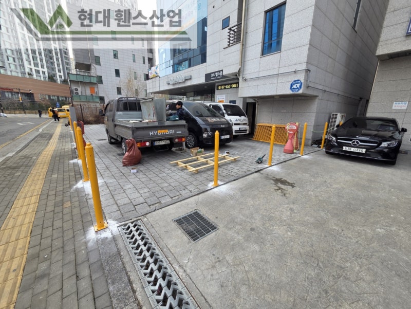부평휀스 펜스 울타리 - 부평시 삼송동에 위치한 교회 건물 주차장에 경계용 베이직휀스를 시공한 현장을 소개합니다. 부평휀스 펜스 울타리 - 부평시 삼송동에 위치한 교회 건물 주차장에 경계용 베이직휀스를 시공한 현장을 소개합니다.