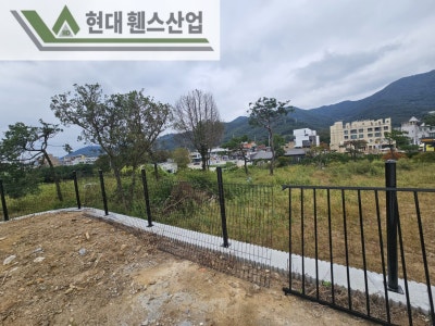 양평휀스 펜스 울타리 - 양평군 서종면에 위치한 신축 전원주택 경계에 베이직A형휀스와 메쉬휀스를 시공한 현장을 소개합니다. 양평휀스 펜스 울타리 - 양평군 서종면에 위치한 신축 전원주택 경계에 베이직A형휀스와 메쉬휀스를 시공한 현장을 소개합니다.
