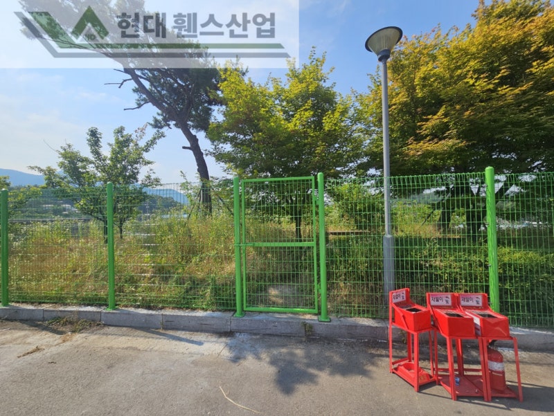 평택휀스 펜스 울타리 - 평택시 송탄읍에 위치한 택배 물류창고 뒤편에 출입방지용 메쉬휀스를 설치한 현장을 소개합니다.