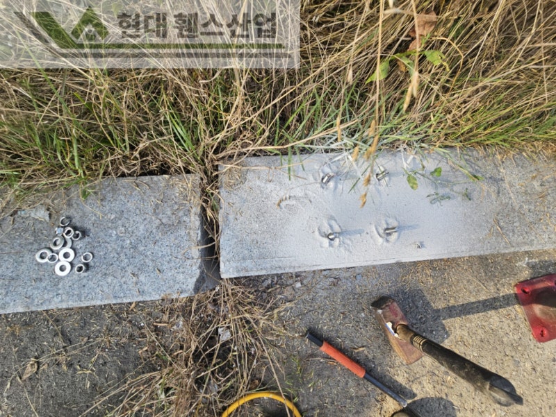 평택휀스 펜스 울타리 - 평택시 송탄읍에 위치한 택배 물류창고 뒤편에 출입방지용 메쉬휀스를 설치한 현장을 소개합니다.