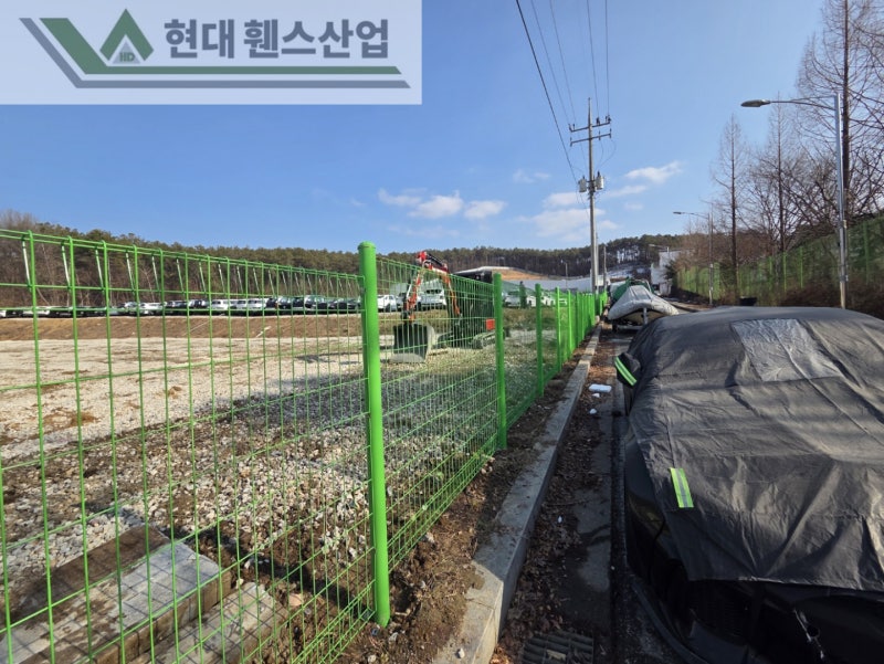 평택휀스 펜스 울타리 - 저번주에 이어 평택 렌터카 회사 부지 경계에 추가로 메쉬휀스를 시공한 현장을 소개합니다. 평택휀스 펜스 울타리 - 저번주에 이어 평택 렌터카 회사 부지 경계에 추가로 메쉬휀스를 시공한 현장을 소개합니다.