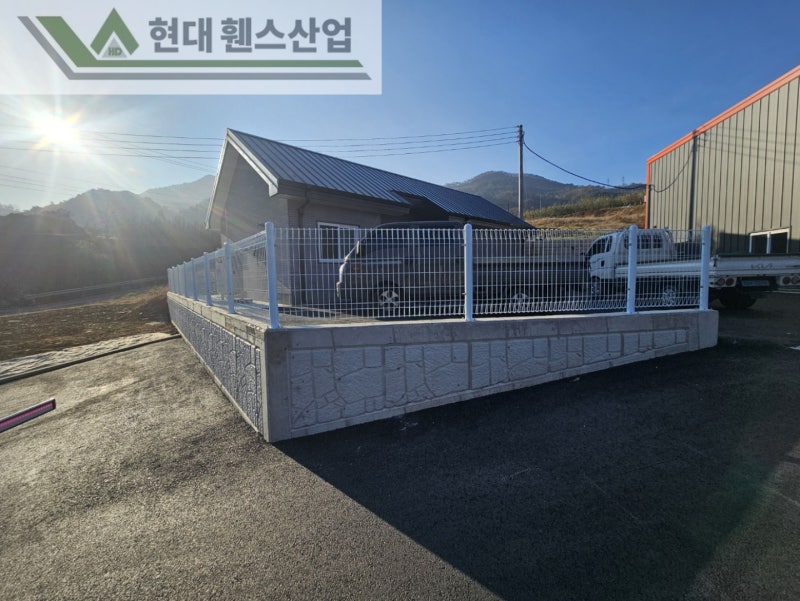 충주휀스 펜스 울타리 - 충주시 교현동에 위치한 주택 경계에 메쉬휀스를 시공한 현장을 소개합니다.