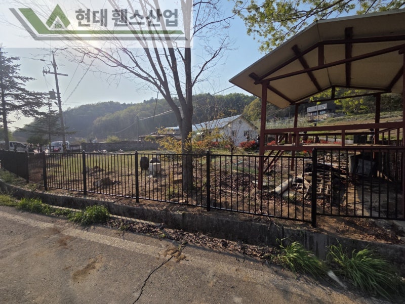 공주휀스 펜스 울타리 - 공주시 유구읍에 위치한 전원주택 경계에 오래된 휀스를 철거하고 새롭게 베이직휀스를 시공한 현장을 소개합니다. 공주휀스 펜스 울타리 - 공주시 유구읍에 위치한 전원주택 경계에 오래된 휀스를 철거하고 새롭게 베이직휀스를 시공한 현장을 소개합니다.