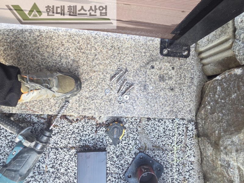 천안휀스 펜스 울타리 - 천안시 성거읍에 위치한 전원주택에 목재 가림막휀스를 시공한 현장을 소개합니다. 천안휀스 펜스 울타리 - 천안시 성거읍에 위치한 전원주택에 목재 가림막휀스를 시공한 현장을 소개합니다.