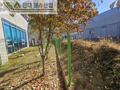 아산휀스 펜스 울타리 - 아산시 배방읍에 위치한 교회 건물 뒤편에 경계용 메쉬휀스를 시공한 현장을 소개합니다.