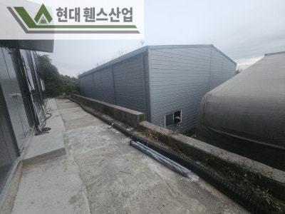 천안휀스 펜스 울타리 - 천안시 신방동에 위치한 공장 경계 옹벽에 메쉬휀스를 시공한 현장을 소개합니다. 천안휀스 펜스 울타리 - 천안시 신방동에 위치한 공장 경계 옹벽에 메쉬휀스를 시공한 현장을 소개합니다.