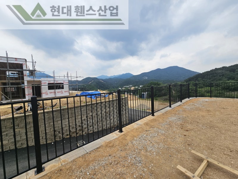 공주휀스 펜스 울타리 - 공주시 유구읍에 위치한 전원주택 예정지 담장에 베이직휀스를 설치한 현장을 소개합니다. 공주휀스 펜스 울타리 - 공주시 유구읍에 위치한 전원주택 예정지 담장에 베이직휀스를 설치한 현장을 소개합니다.