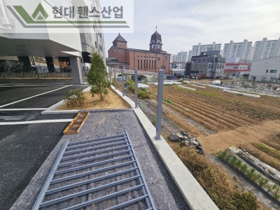 용인휀스 펜스 울타리 - 용인시 보정동에 위치한 신축 원룸빌라 경계에 추락방지용 베이직A형휀스를 시공한 현장을 소개합니다.