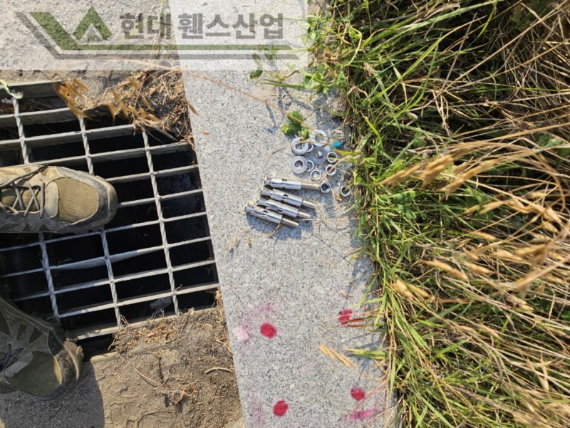 평택휀스 펜스 울타리 - 평택시 송탄읍에 위치한 택배 물류창고 뒤편에 출입방지용 메쉬휀스를 설치한 현장을 소개합니다.