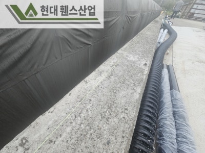 천안휀스 펜스 울타리 - 천안시 신방동에 위치한 공장 경계 옹벽에 메쉬휀스를 시공한 현장을 소개합니다. 천안휀스 펜스 울타리 - 천안시 신방동에 위치한 공장 경계 옹벽에 메쉬휀스를 시공한 현장을 소개합니다.