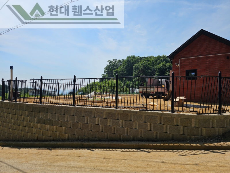 춘천휀스 펜스 울타리 - 춘천시 신북읍에 위치한 전원주택에 가성비 좋은 베이직휀스를 설치한 현장을 소개합니다.