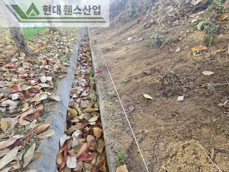 아산휀스 펜스 울타리 - 아산시 배방읍에 위치한 교회 건물 뒤편에 경계용 메쉬휀스를 시공한 현장을 소개합니다.