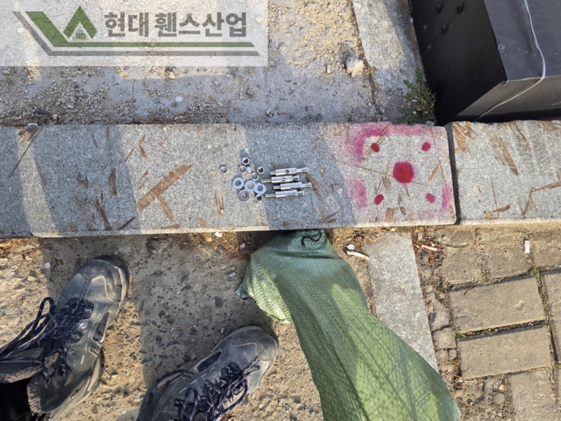 광명휀스 펜스 울타리 - 광명시에 위치한 대형 음식점 건물 사이에 경계용 메쉬휀스를 시공한 현장을 소개합니다. 광명휀스 펜스 울타리 - 광명시에 위치한 대형 음식점 건물 사이에 경계용 메쉬휀스를 시공한 현장을 소개합니다.