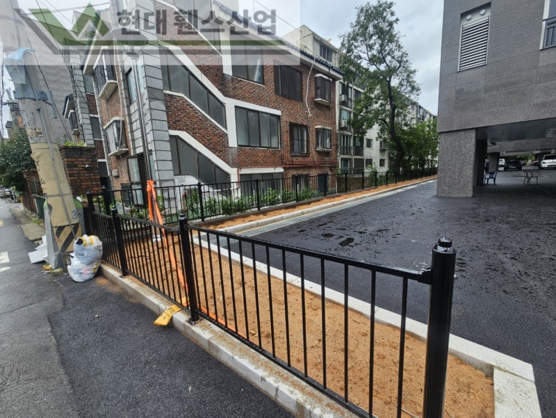 부천휀스 펜스 울타리 - 부천시 원종동에 위치한 신규 재건축 아파트 경계에 베이직 A형 휀스를 설치한 현장을 소개합니다. 부천휀스 펜스 울타리 - 부천시 원종동에 위치한 신규 재건축 아파트 경계에 베이직 A형 휀스를 설치한 현장을 소개합니다.