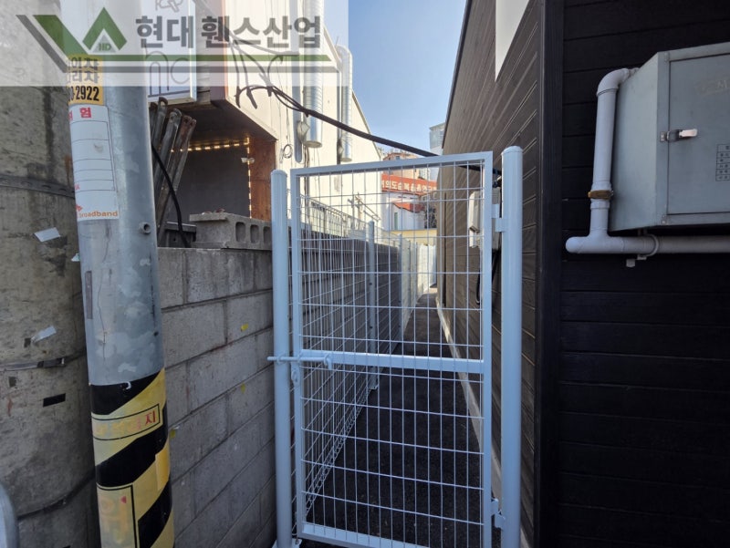 수원휀스 펜스 울타리 - 수원시 인계동에 위치한 신축건물에 경계용 메쉬휀스를 시공한 현장을 소개합니다.