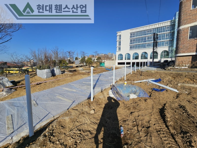 오산휀스 펜스 울타리 - 오산시 지곶동에 위치한 신축 건물에 경계용 메쉬휀스를 시공한 현장을 소개합니다.