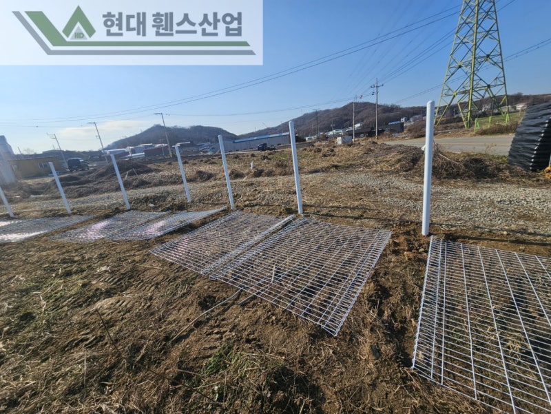 천안휀스 펜스 울타리 - 천안시 직산읍에 위치한 나대지에 경계용 메쉬휀스를 시공한 현장을 소개합니다. 천안휀스 펜스 울타리 - 천안시 직산읍에 위치한 나대지에 경계용 메쉬휀스를 시공한 현장을 소개합니다.