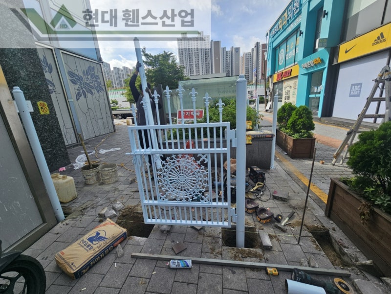 고양휀스 펜스 울타리 - 고양시 일산동구에 위치한 복합 쇼핑몰 건물에 출입방지용 디자인창살휀스를 설치한 현장을 소개합니다. 고양휀스 펜스 울타리 - 고양시 일산동구에 위치한 복합 쇼핑몰 건물에 출입방지용 디자인창살휀스를 설치한 현장을 소개합니다.